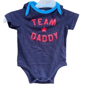 🌟🌟🌟3 for $10🌟🌟🌟Baby Gap Team Daddy SS Onesie Navy Blue Size 3-6M